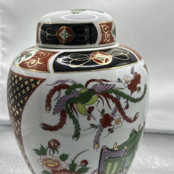 Vintage Japanese Imari Hand Painted Porcelain Red Gold Ginger Jar Vase with Lid - Picture 3 of 6